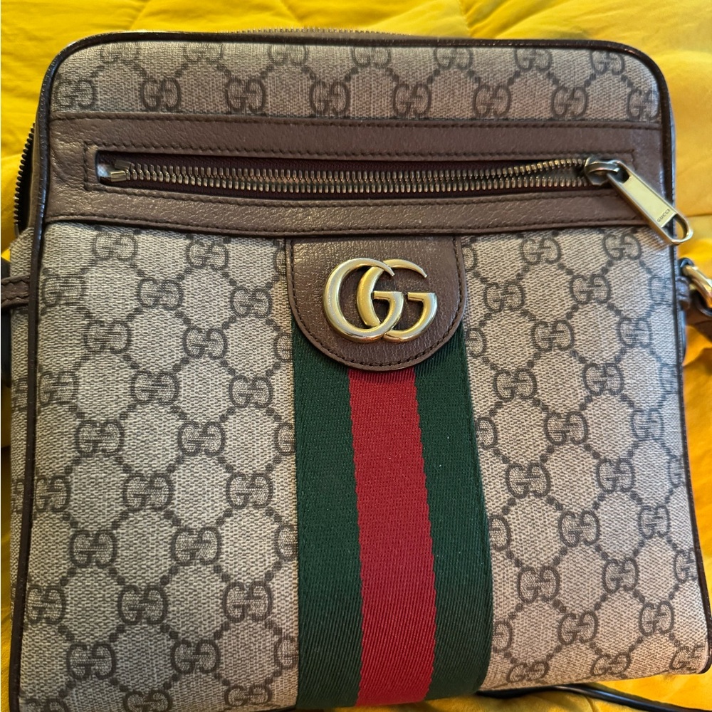 AUTHENTIC GUCCI crossbody perfect to carry wallet, make-up, cell phone, glasses